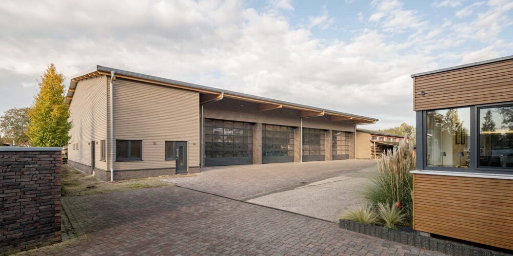 Gewerbehalle aus Holz mit Gewerbehof und Bürogebäude