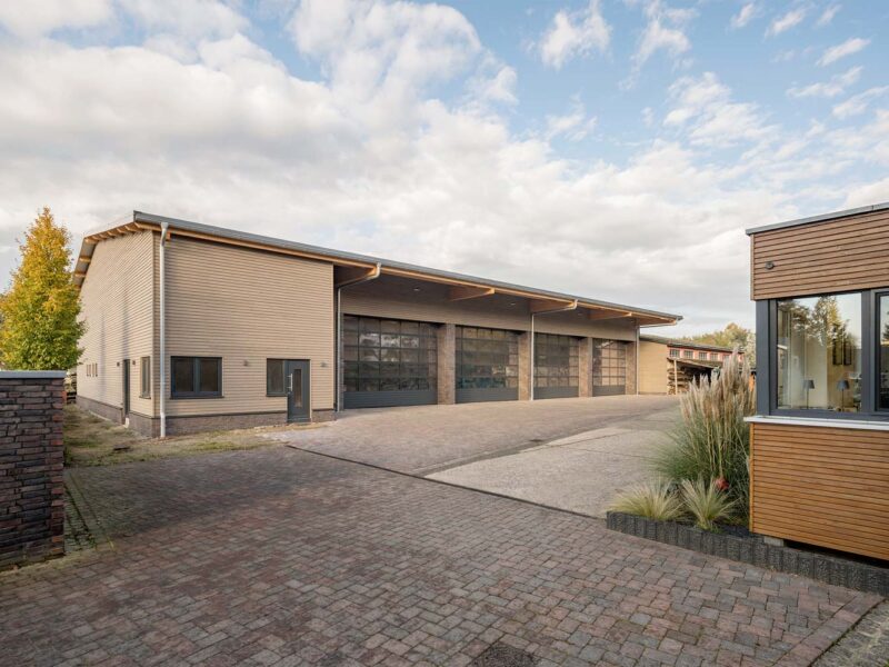 Gewerbehalle aus Holz mit Gewerbehof und Bürogebäude