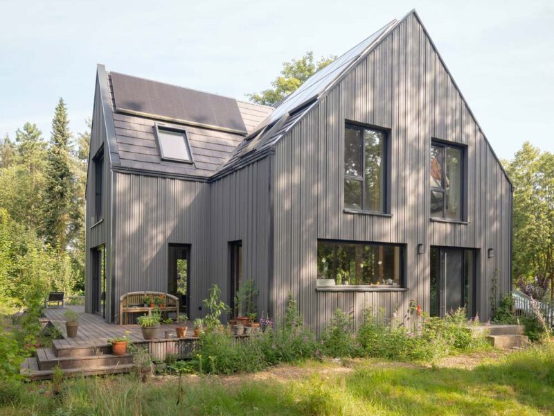 Einfamilienhaus mit Holzfassade mit einer unregelmäßigen Lattung