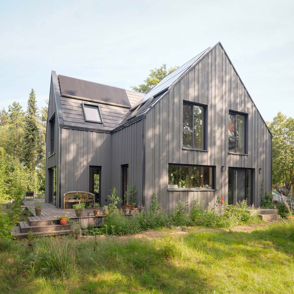 Einfamilienhaus mit Holzfassade mit einer unregelmäßigen Lattung