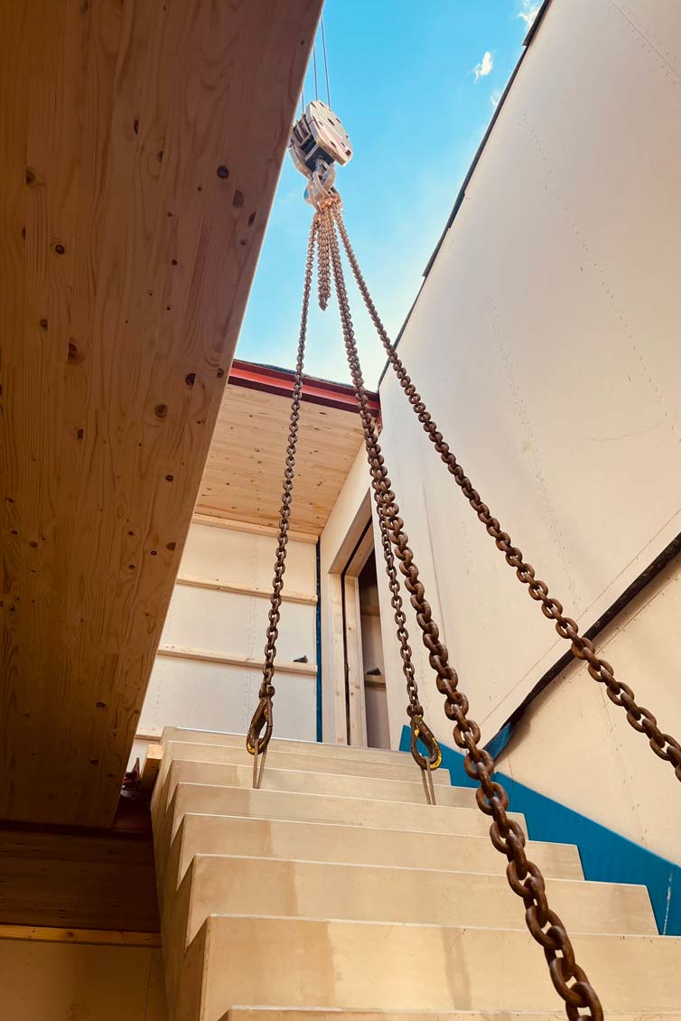 wohnungsbau_holz-05 Treppeneinbau bei einem mehrgeschossigen Holzbau