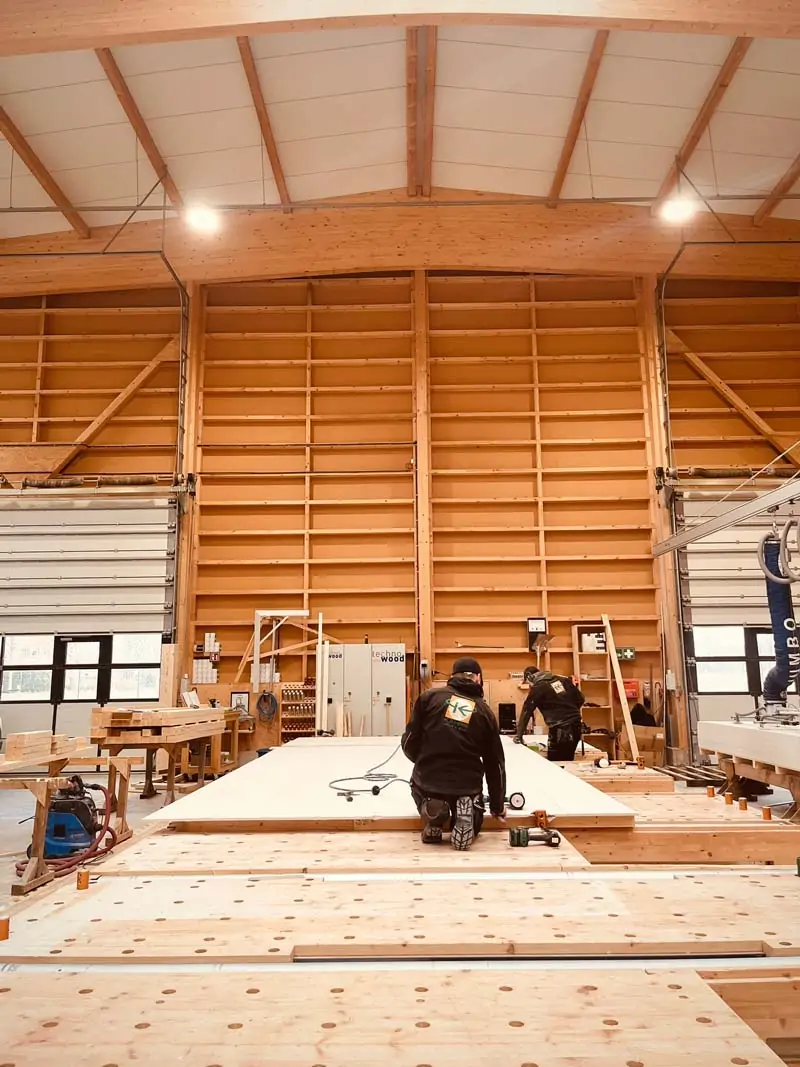Holzrahmenbau Produktion in Werkhalle