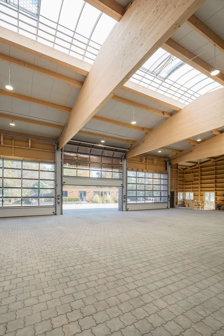 Rolltore einer Gewerbehalle aus Holz