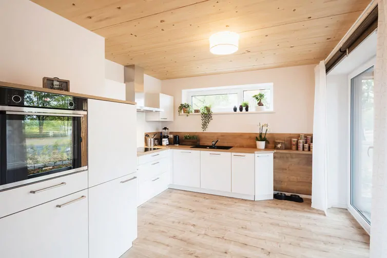Küche in einem Mehrfamilienhaus aus Holz