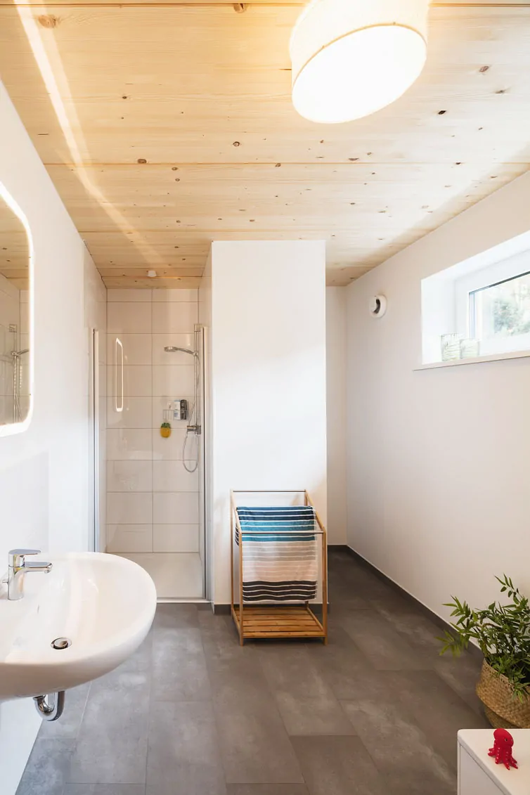 Badezimmer mit Holzdecke