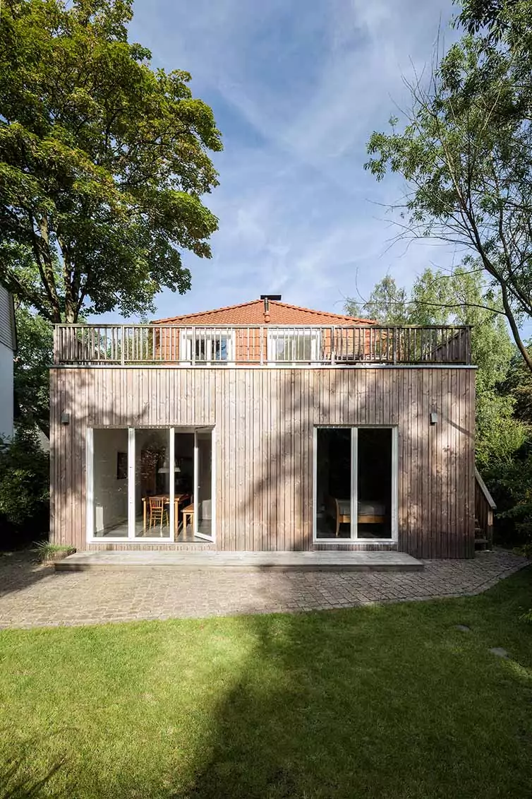 Hausanbau aus Holz, Hamburg, Terrasse und Gartenseite