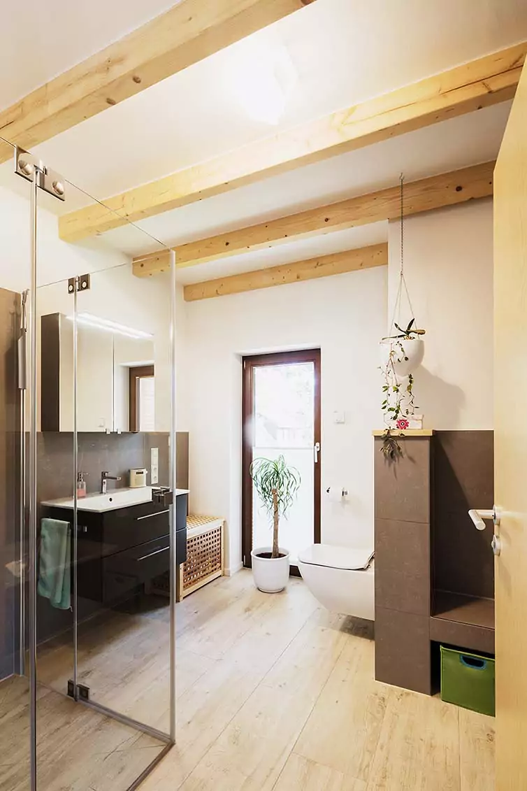 Badezimmer mit Holzbalken in Sichtausführung