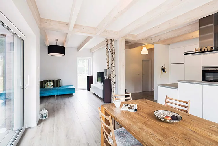 Holzhaus Bremen-Borgfeld, Holzbalkendecke im Wohn- und Küchenbereich