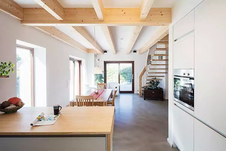 Holzhaus Bremen, Esszimmer mit Boden in Betonoptik