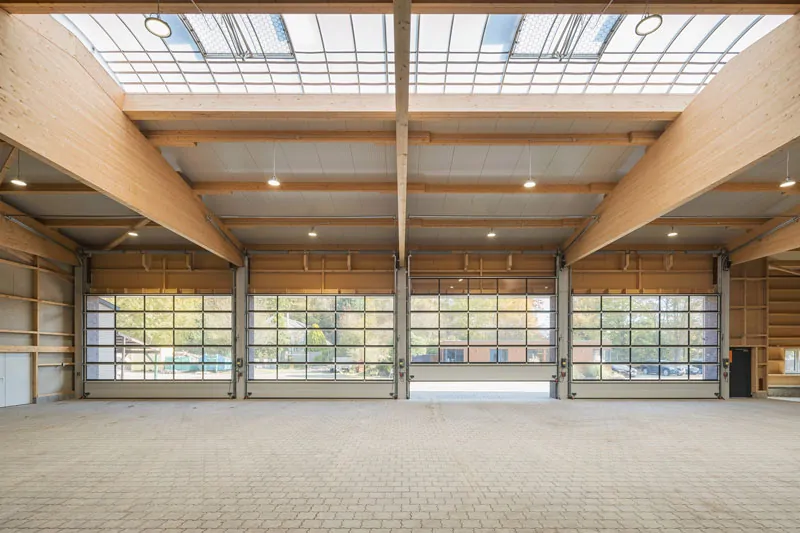 mag_03-holz-gewerbebau-02 Gewerbehalle aus Holz mit Rolltoren