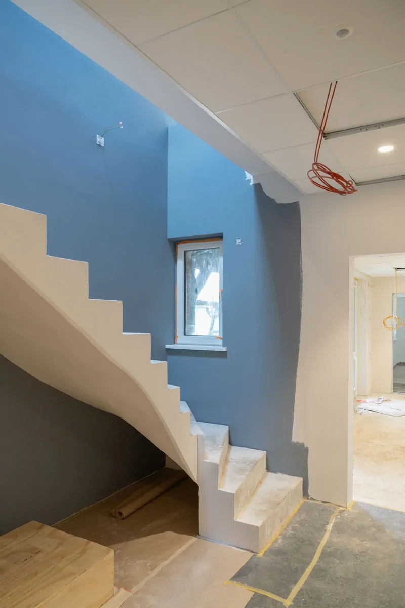 Baustelle Innenausbau, blaue Wand am Treppenaufgang aus Beton