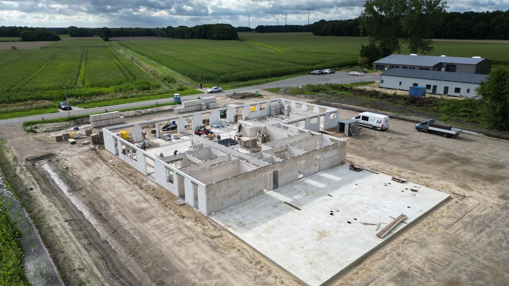 Luftaufnahme von Fundament und Erdgeschoss in konventioneller Massivbauweise (Beton- und Maurerarbeiten)