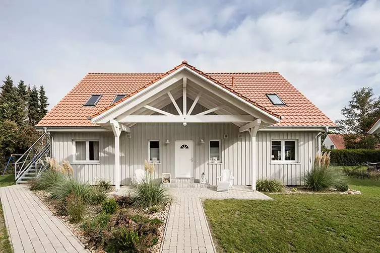 Schwedenhaus Quelkhorn, Außenansicht mit Giebelvordach