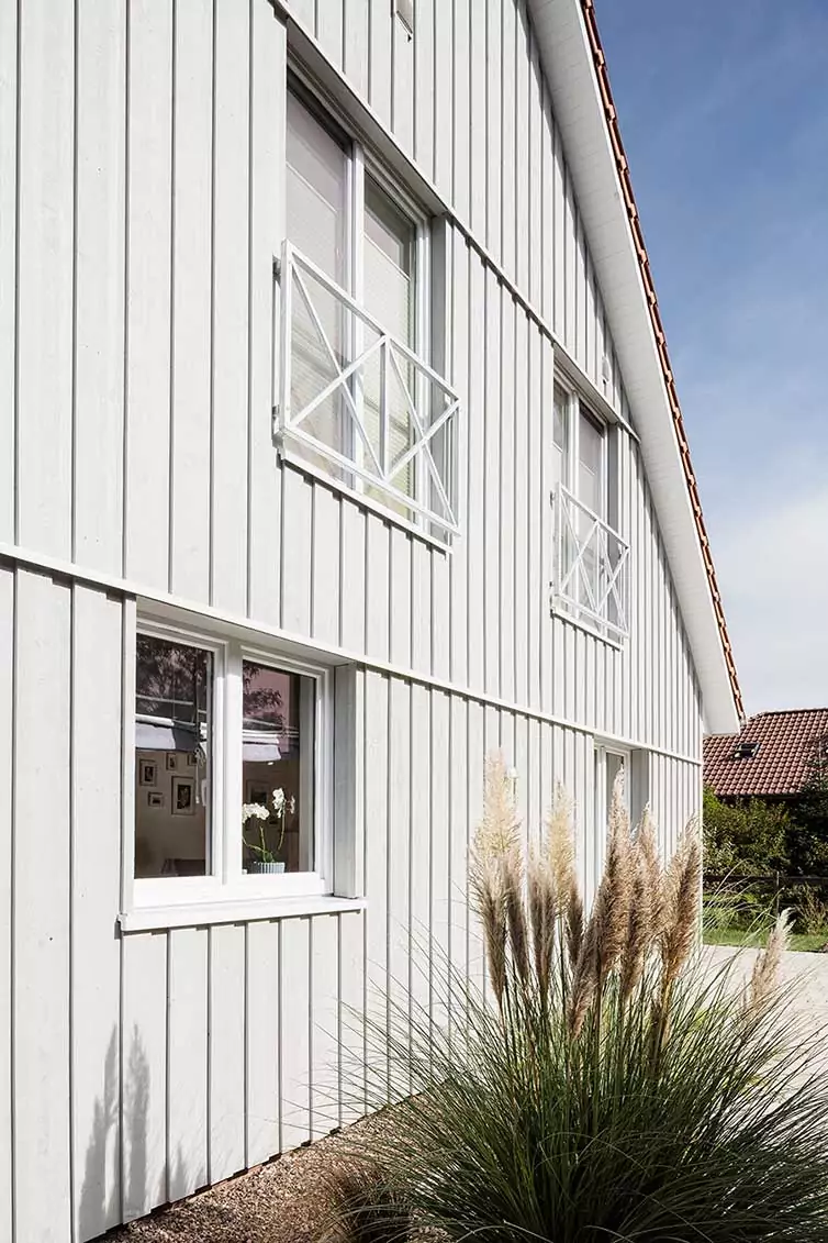 Schwedenhaus Quelkhorn. Außenansicht mit senkrechter Holzverschalung