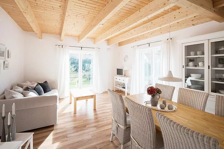 Schwedenhaus Quelkhorn, Wohnbereich mit Holzdielenboden